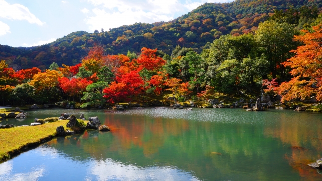 天龍寺の曹源池庭園の見ごろの紅葉と嵐山 2014年11月13日