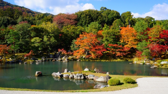 紅葉の時期の世界遺産の嵐山の天龍寺の曹源池庭園