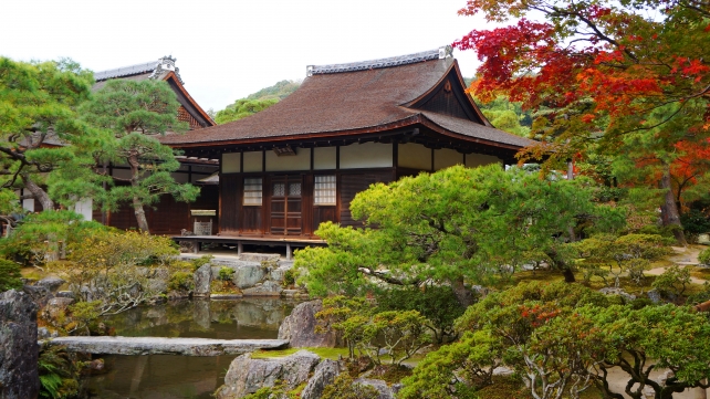 銀閣寺の東求堂と見ごろの紅葉