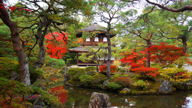 銀閣寺の銀閣と錦鏡池と見ごろの風情ある紅葉