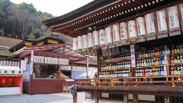 松尾大社　拝殿と本殿　酒瓶