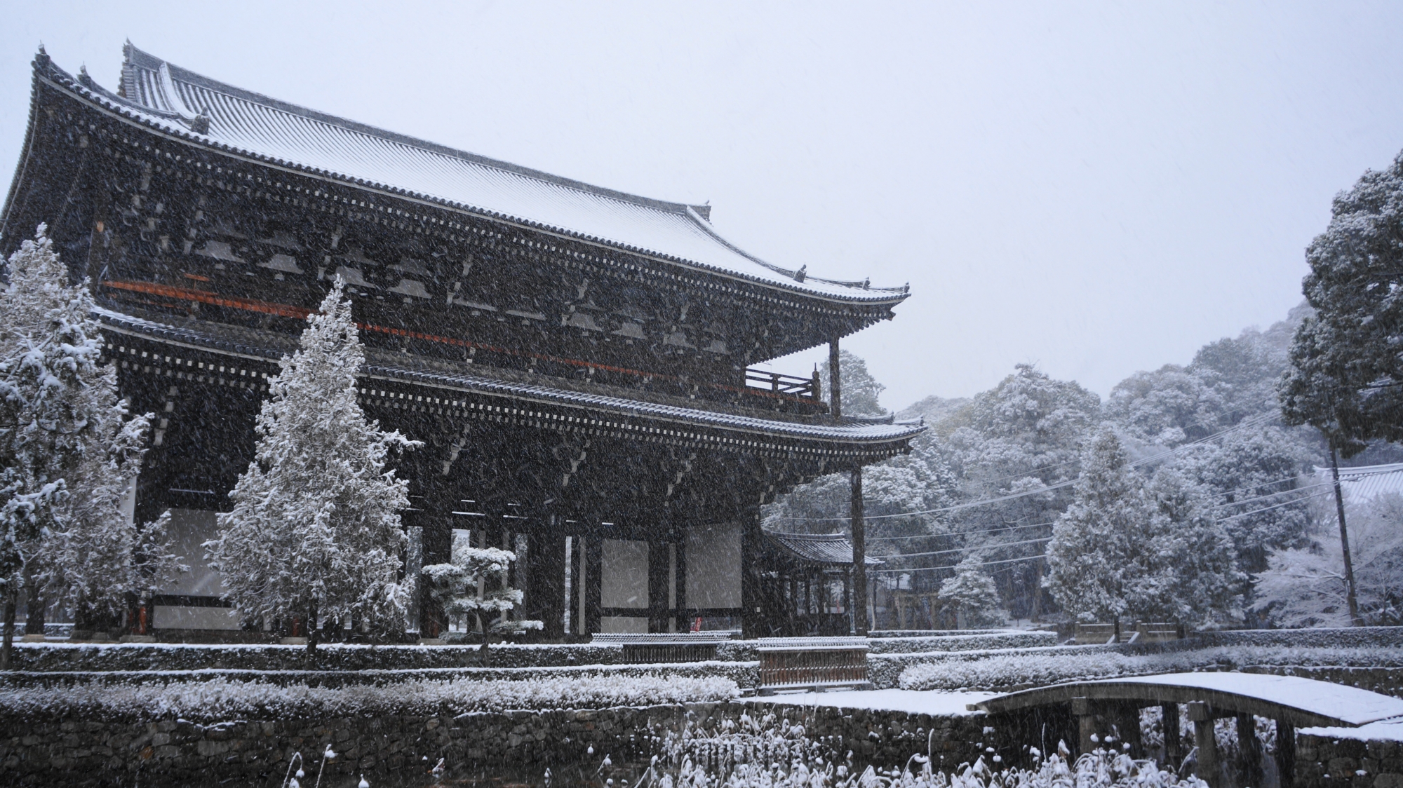 東福寺の三門の雪景色