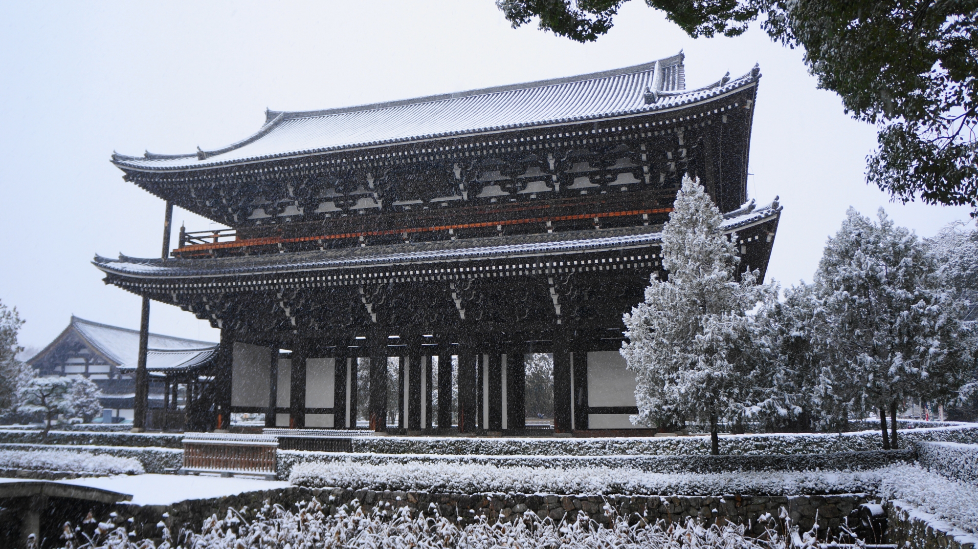 高画質 写真 東福寺三門 雪