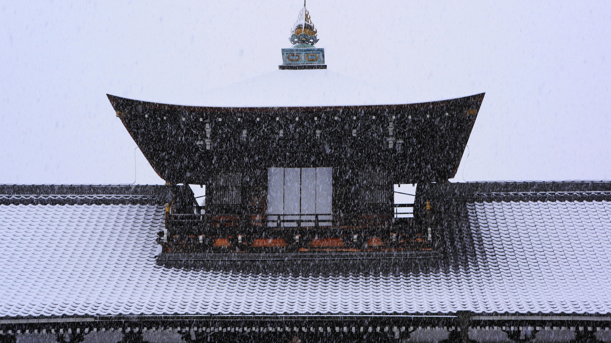 降りしきる雪の中に佇む冬の開山堂