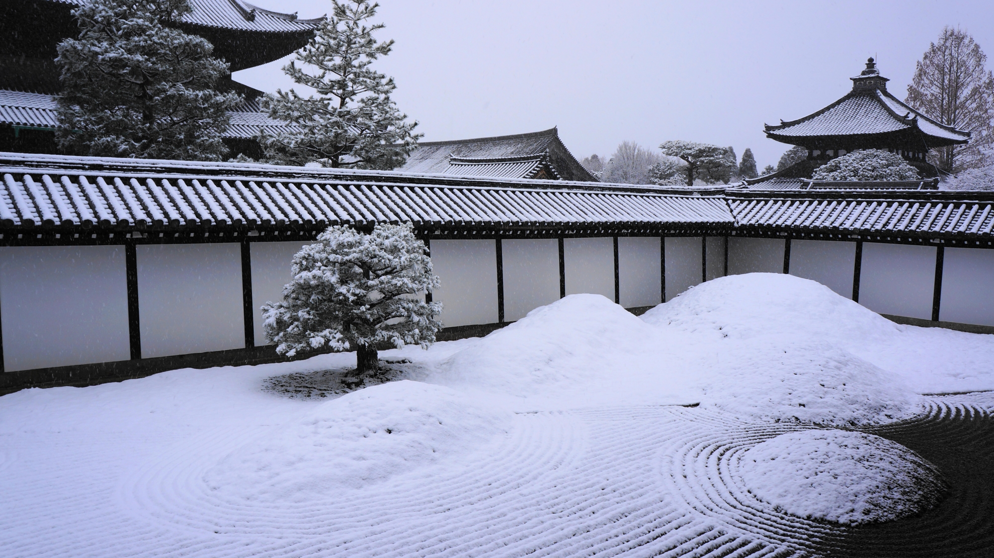 苔の築山がある雪の東福寺方丈南庭