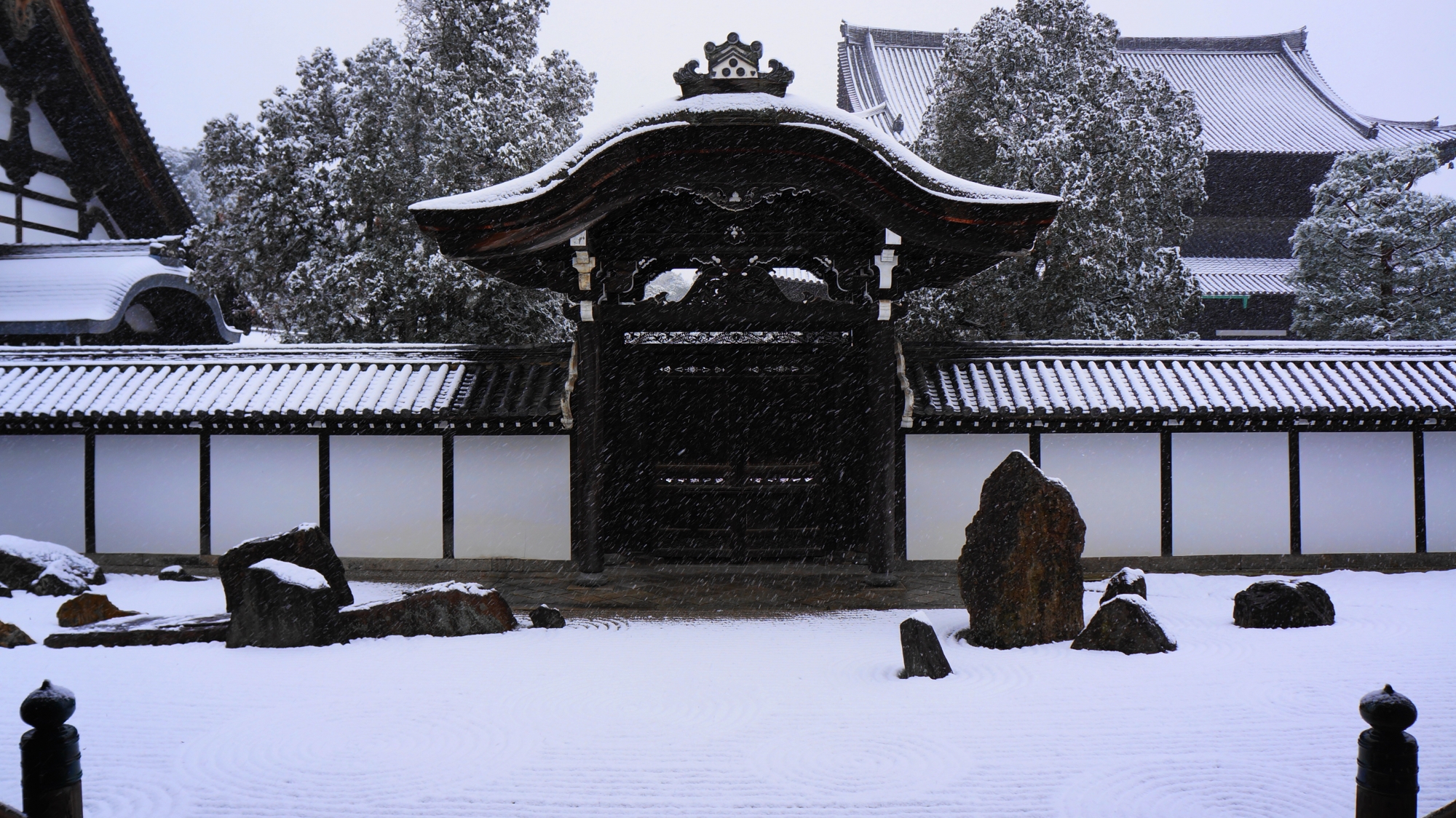 東福寺の雪につつまれた表門（恩賜門）