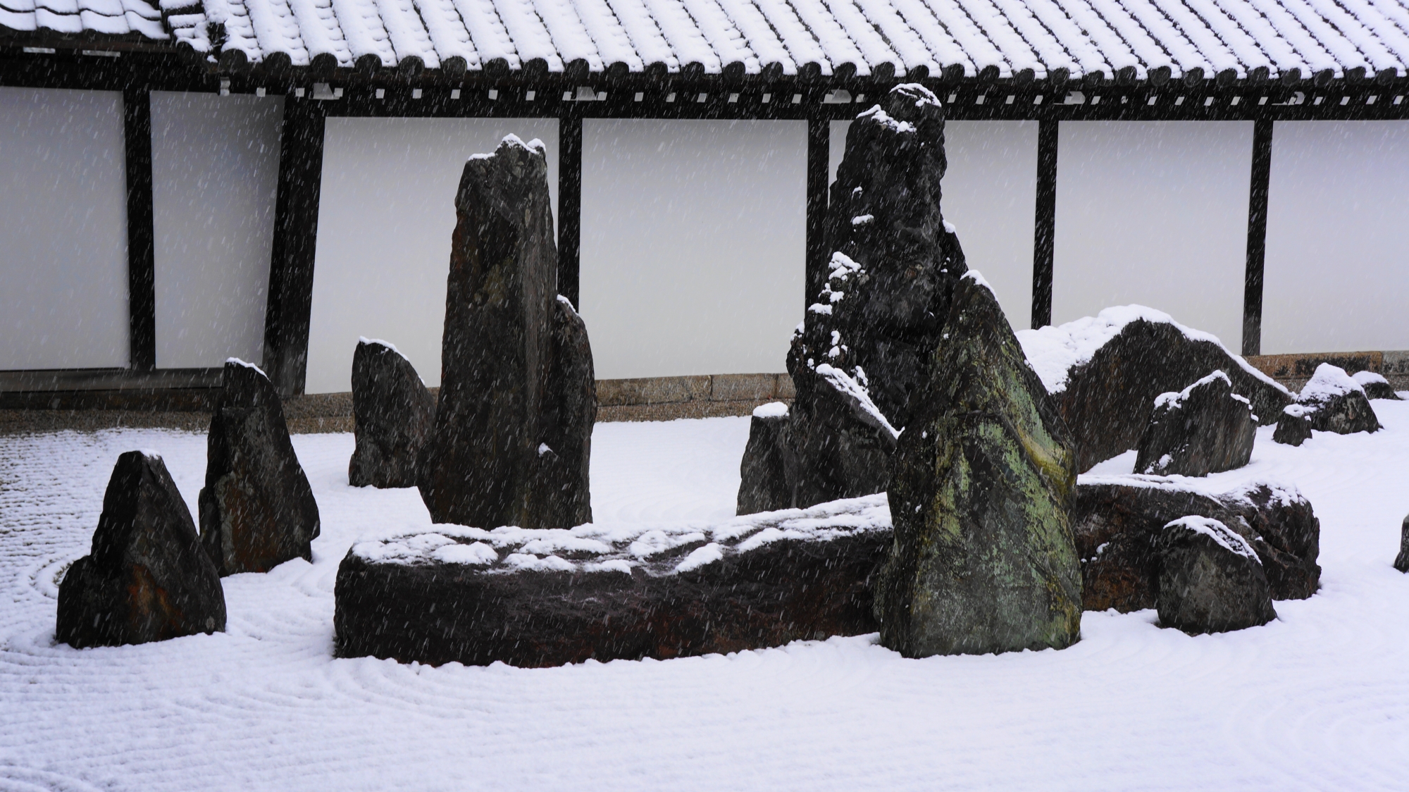 東福寺の雪の中に凛として佇む岩