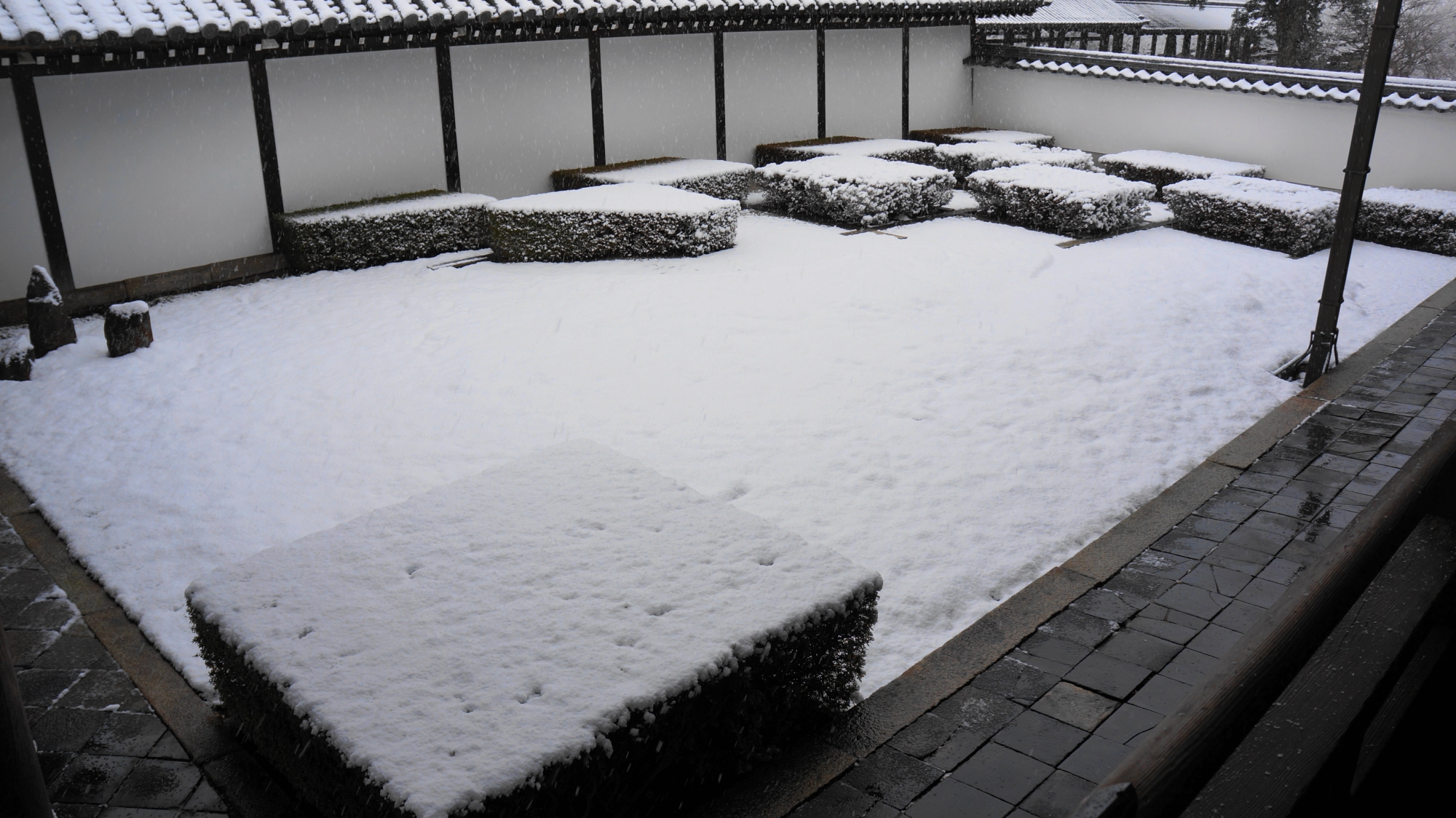東福寺の方丈西庭（方丈庭園西庭）の雪景色