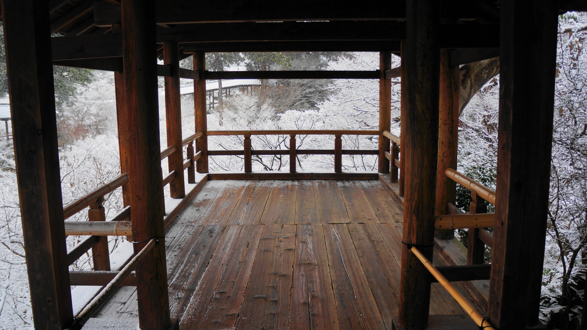東福寺の雪につつまれた通天台