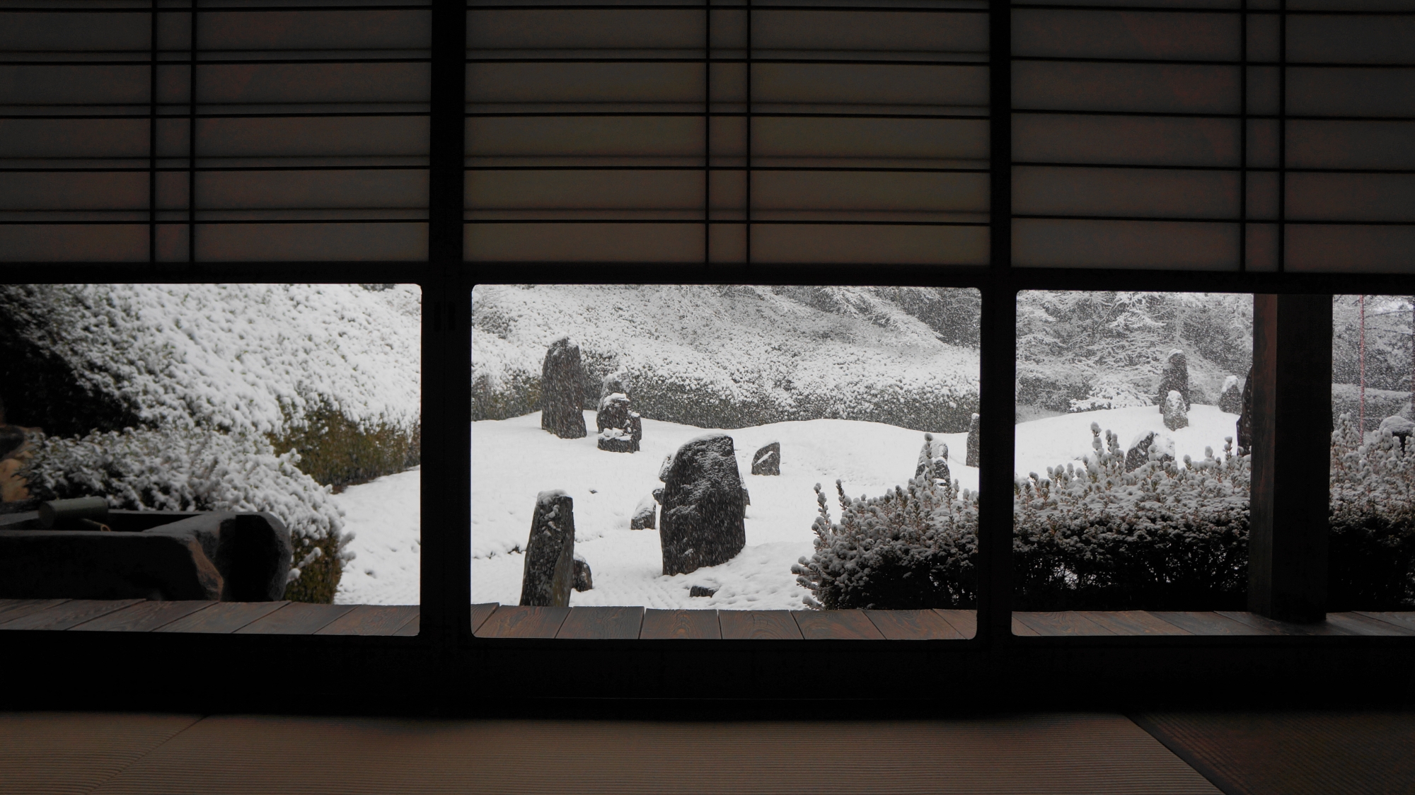 茶室「観庭楼」から眺めた波心庭の雪景色