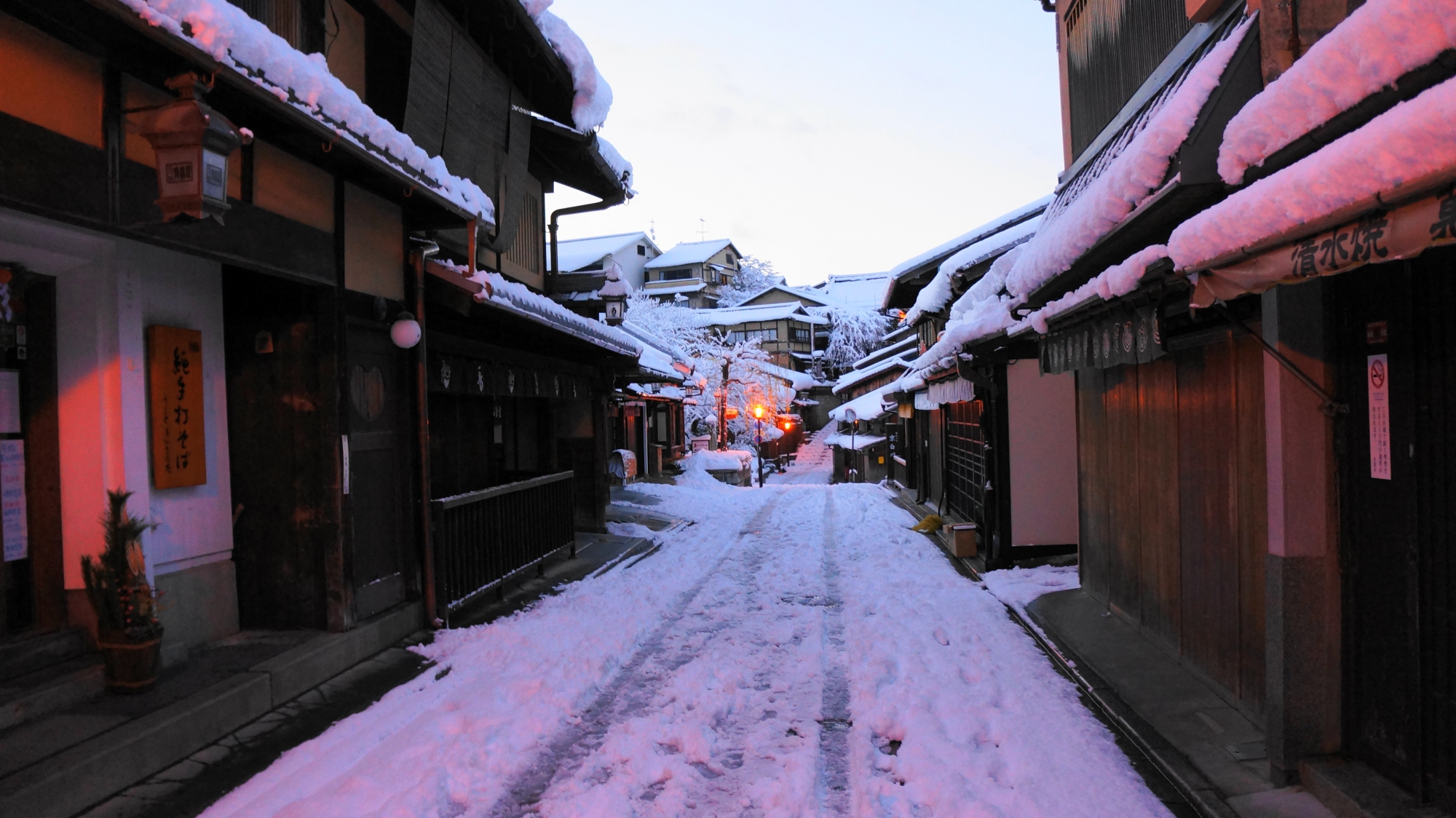 静まり返った古風な祇園の雪景色
