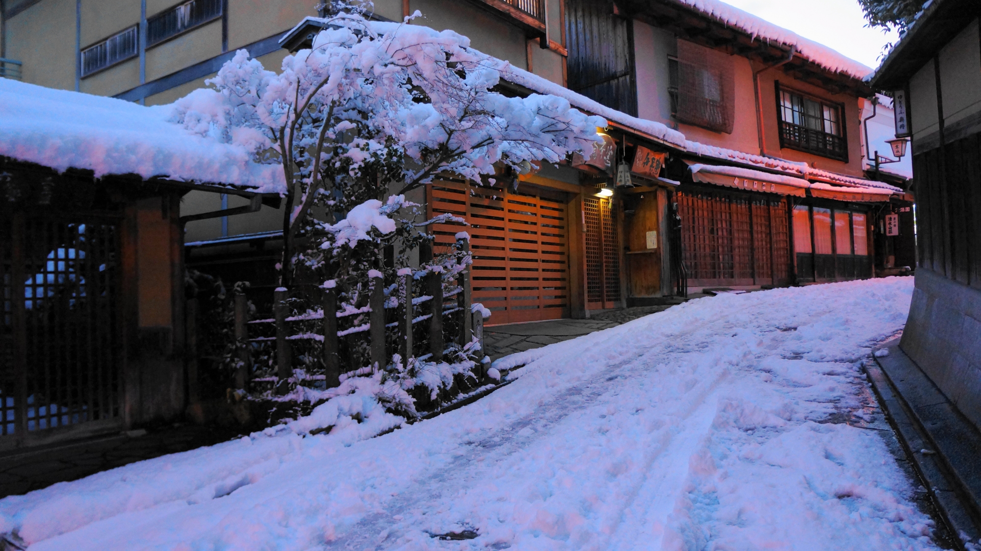 二年坂から産寧坂（三年坂）に続く通りの雪景色
