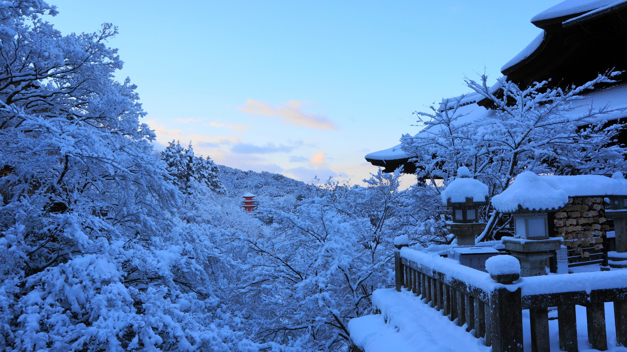 地主神社前から眺めた雪の舞台と子安塔