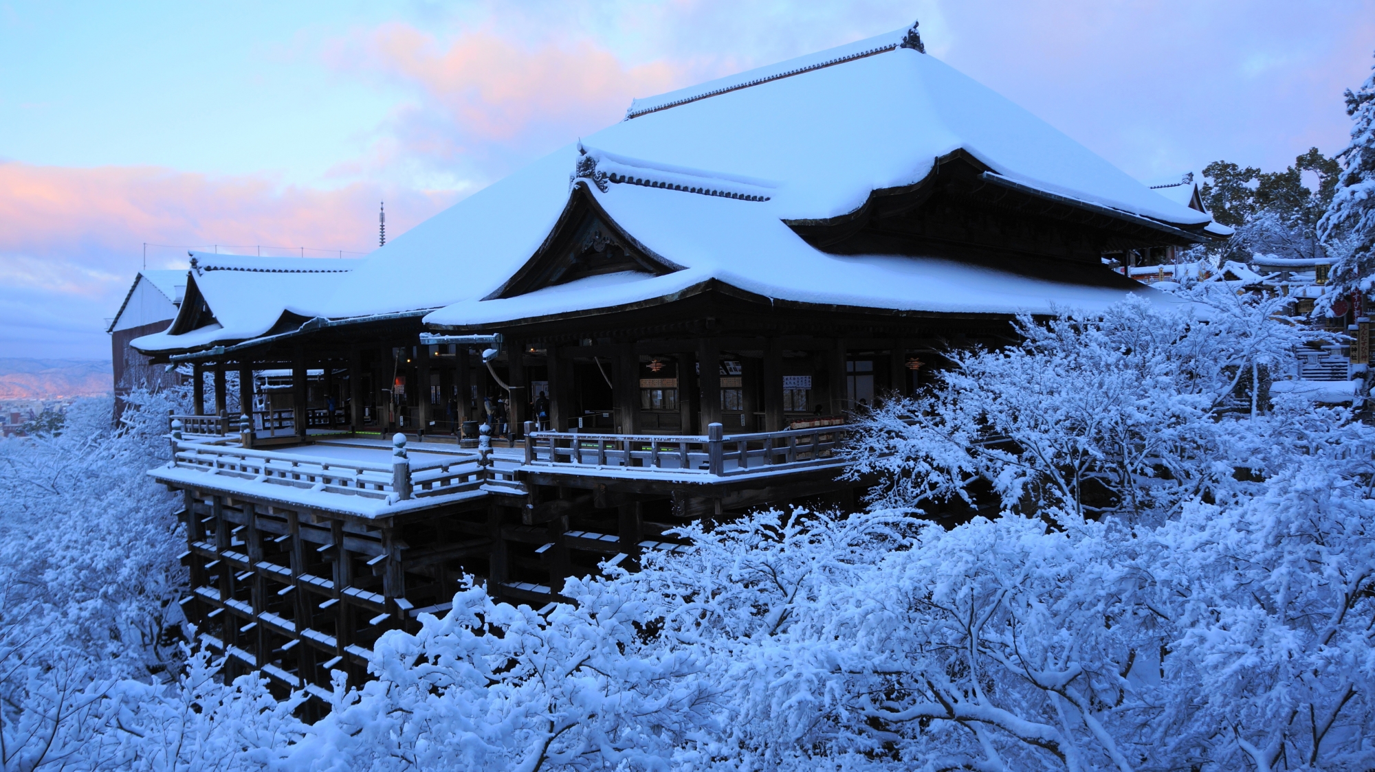 清水寺本堂の雪景色