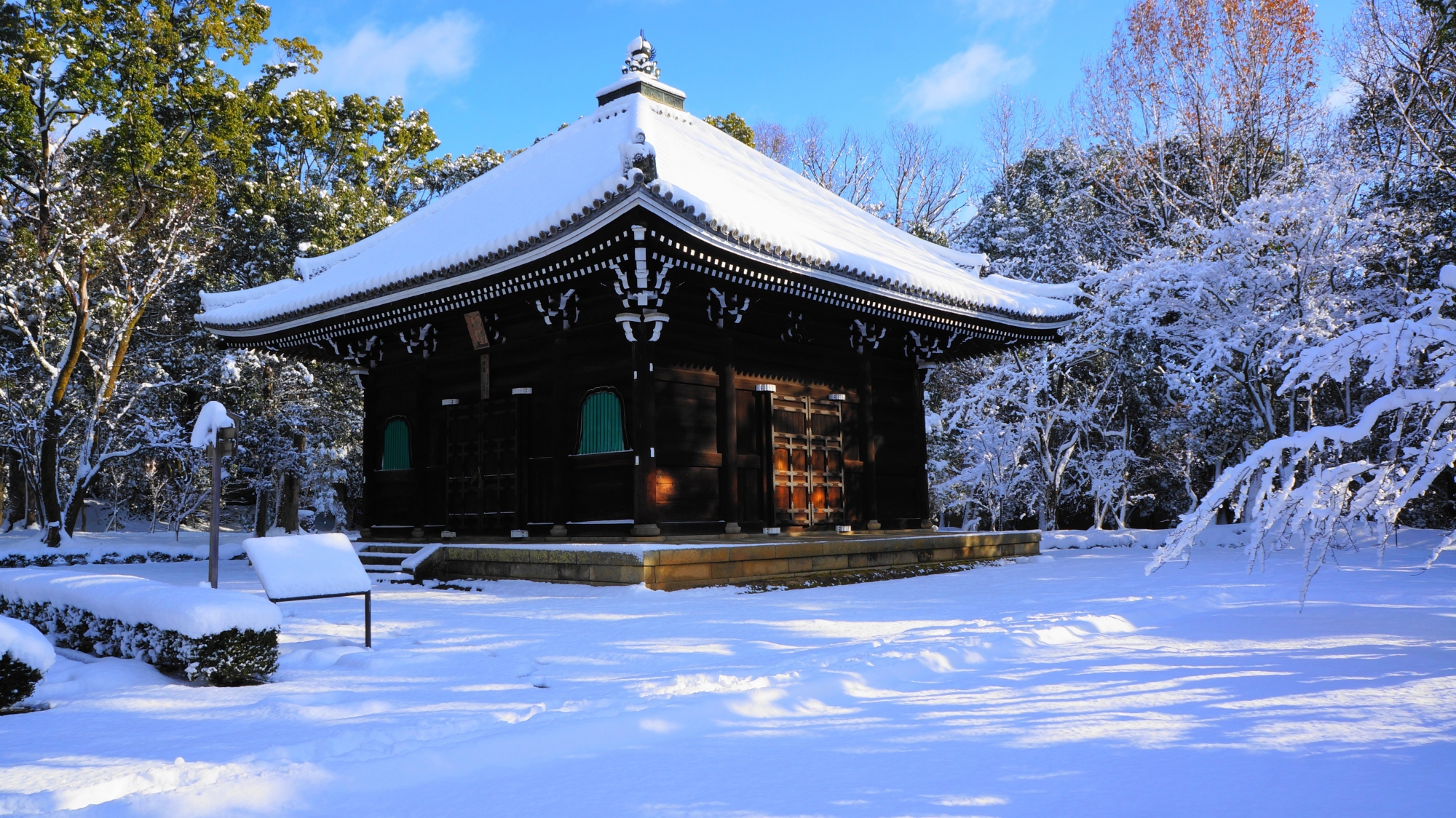 仁和寺の独特の色をした経蔵の雪景色