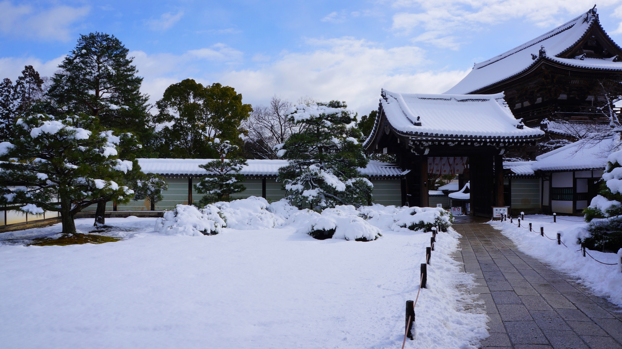 仁和寺の御殿玄関前の庭園の雪景色