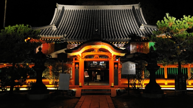 山科毘沙門堂の本堂の美しい紅葉ライトアップ