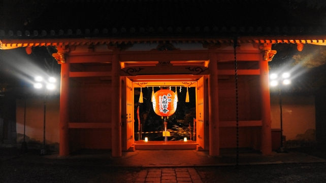 山科毘沙門堂門跡の仁王門の綺麗な紅葉ライトアップ