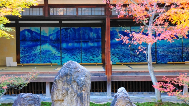 建仁寺の潮音庭の見ごろの綺麗な紅葉と青い襖