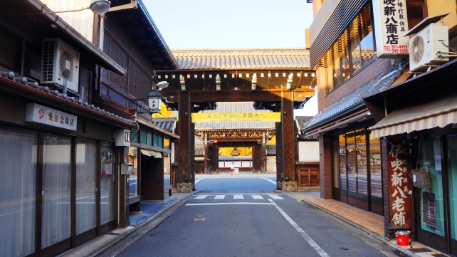 西本願寺の総門と大銀杏