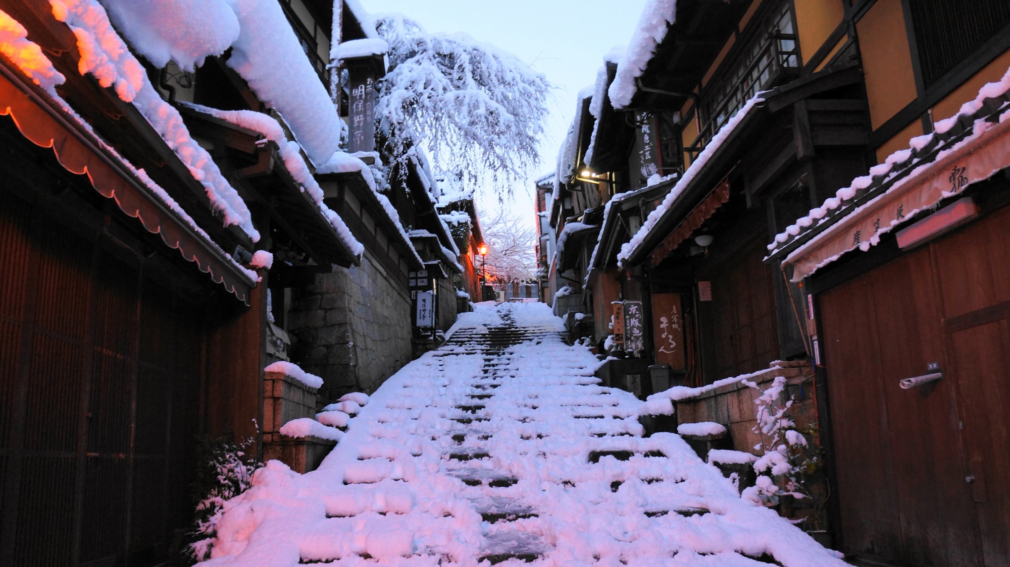 二年坂・産寧坂（三年坂） 雪　祇園の風情ある冬景色