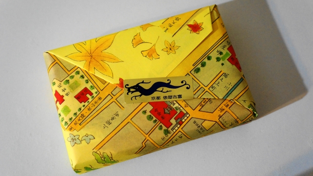 和菓子の俵屋吉富（たわらやよしとみ）の外箱・包装紙