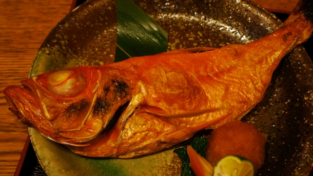 富小路の天然鮮魚と有機野菜の鱗（UROKO）の金目鯛の塩焼