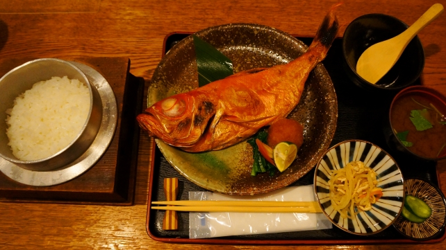 富小路の天然鮮魚と有機野菜の鱗（UROKO）の金目鯛の塩焼定食（税込1650円）