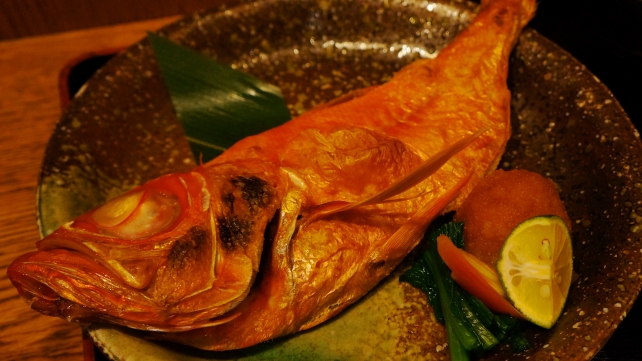 富小路の天然鮮魚と有機野菜の鱗（うろこ）の金目鯛の塩焼
