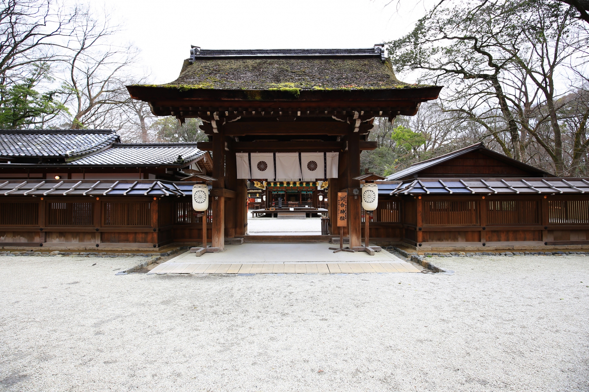 落ち着いた雰囲気の河合神社の山門