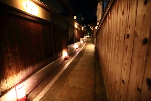 京都祇園東山花灯路での石塀小路ライトアップ