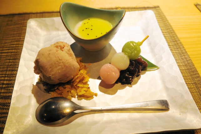 御幸町にある京風創作和食の川村料理平のランチコースの「甘味 季節のデザート盛り合わせ　豆乳プリン（キウイソース）、三色団子、いちごアイスクリーム」