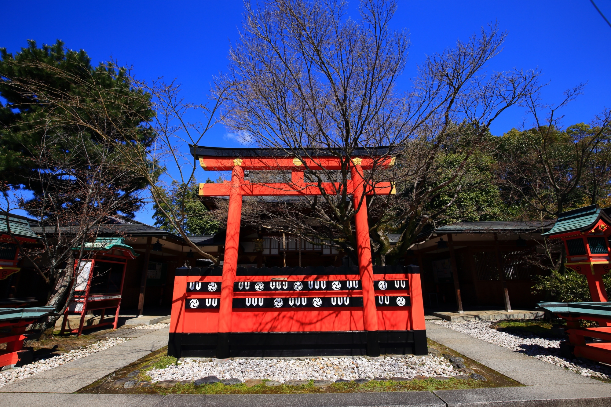 車折神社の本殿と青空に映える鮮やかな赤い鳥居
