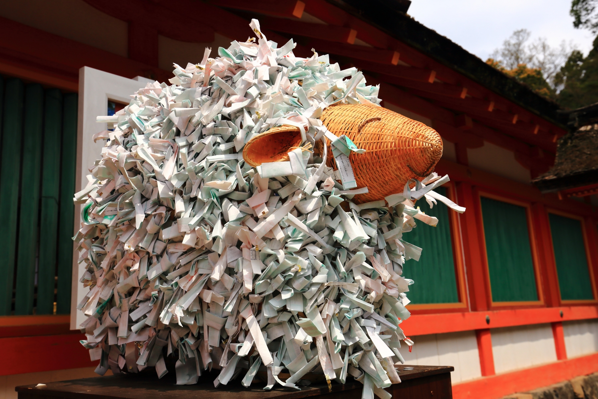 上賀茂神社の楼門の脇に置かれた未のおみくじ