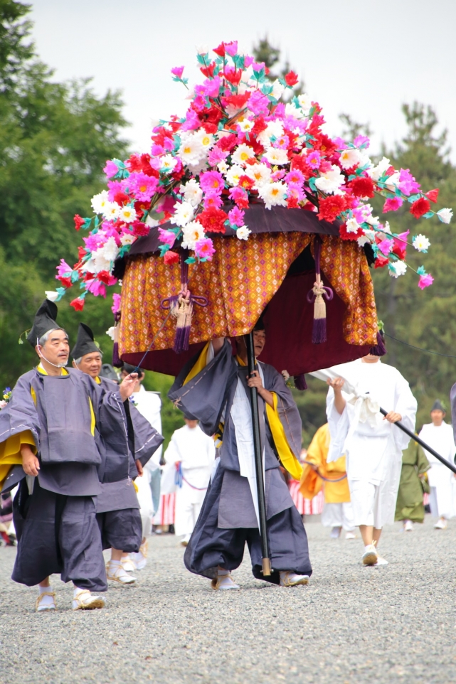 京都三大祭葵祭の行列の風流傘（ふりゅうがさ）
