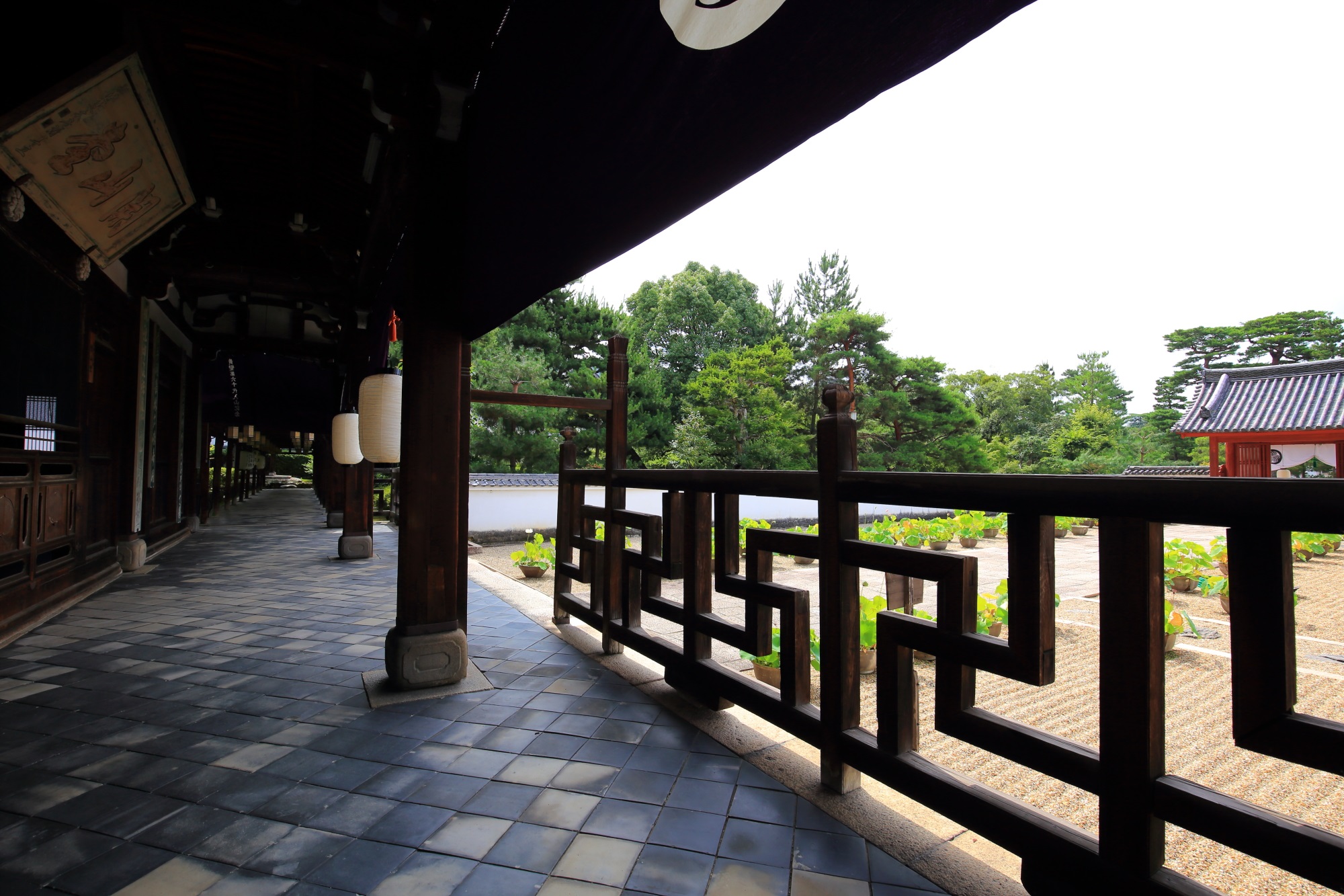 吊り灯篭の飾られる長い参道が続く萬福寺の開山堂