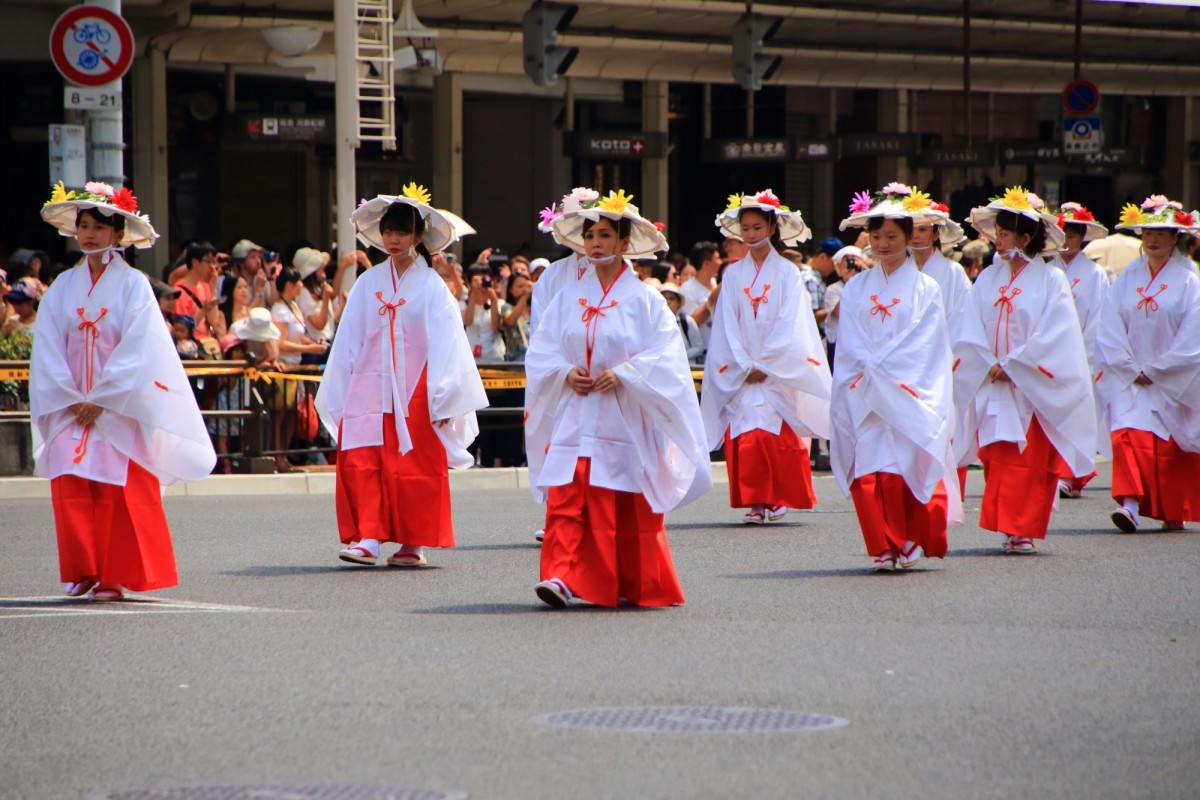 京都祇園祭の花傘巡行の神饌行列