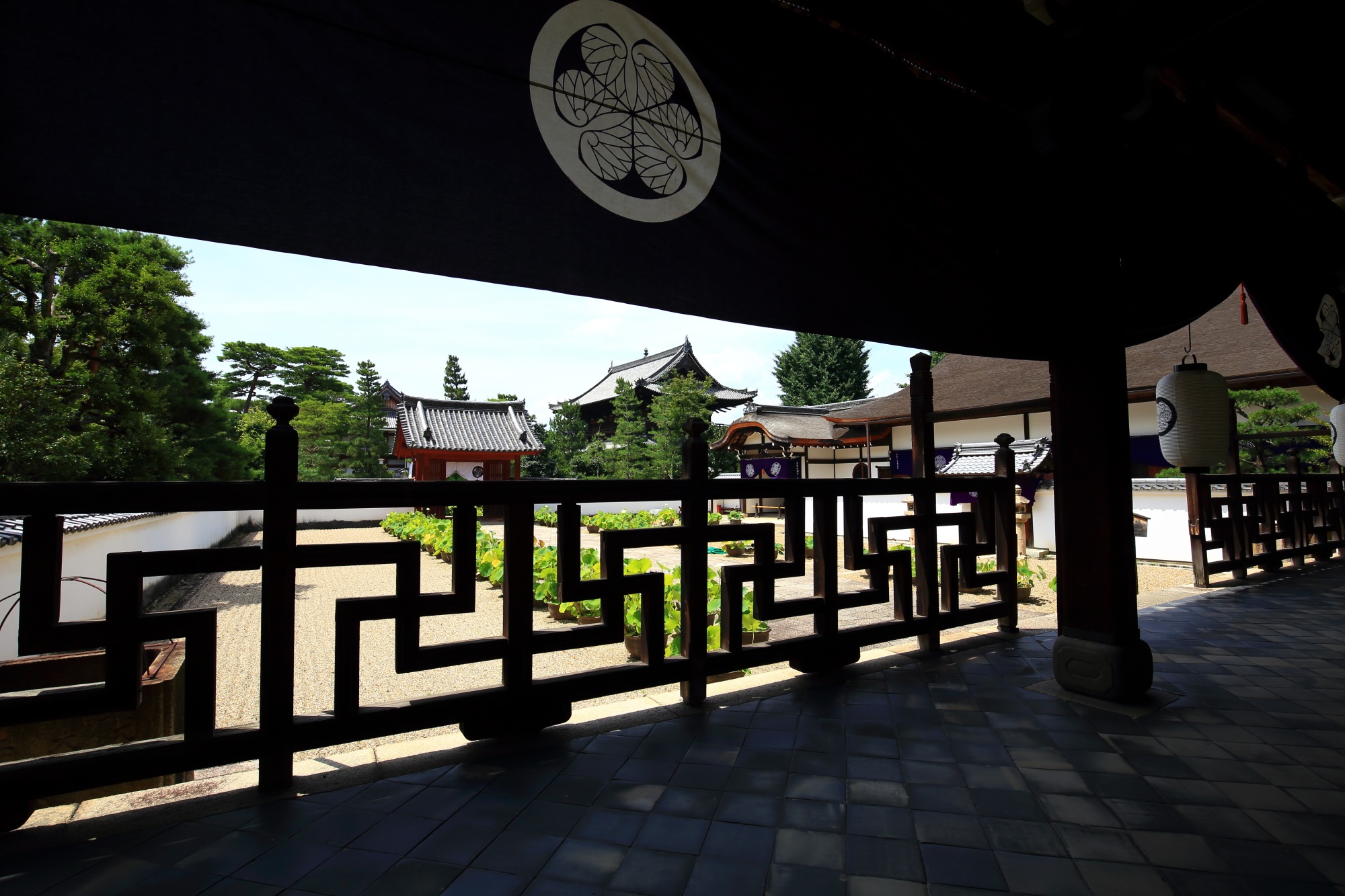 独特の雰囲気と情景を醸しだす黄檗山萬福寺の卍型の格子