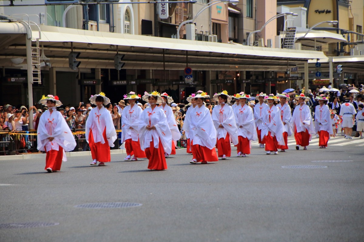 祇園祭の花傘巡行の神饌行列