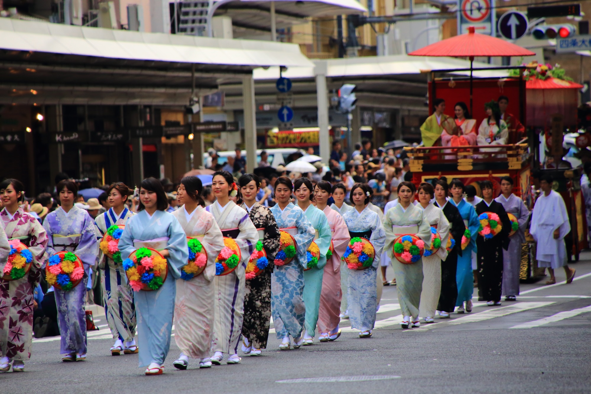 京都祇園祭の花傘巡行の花傘娘