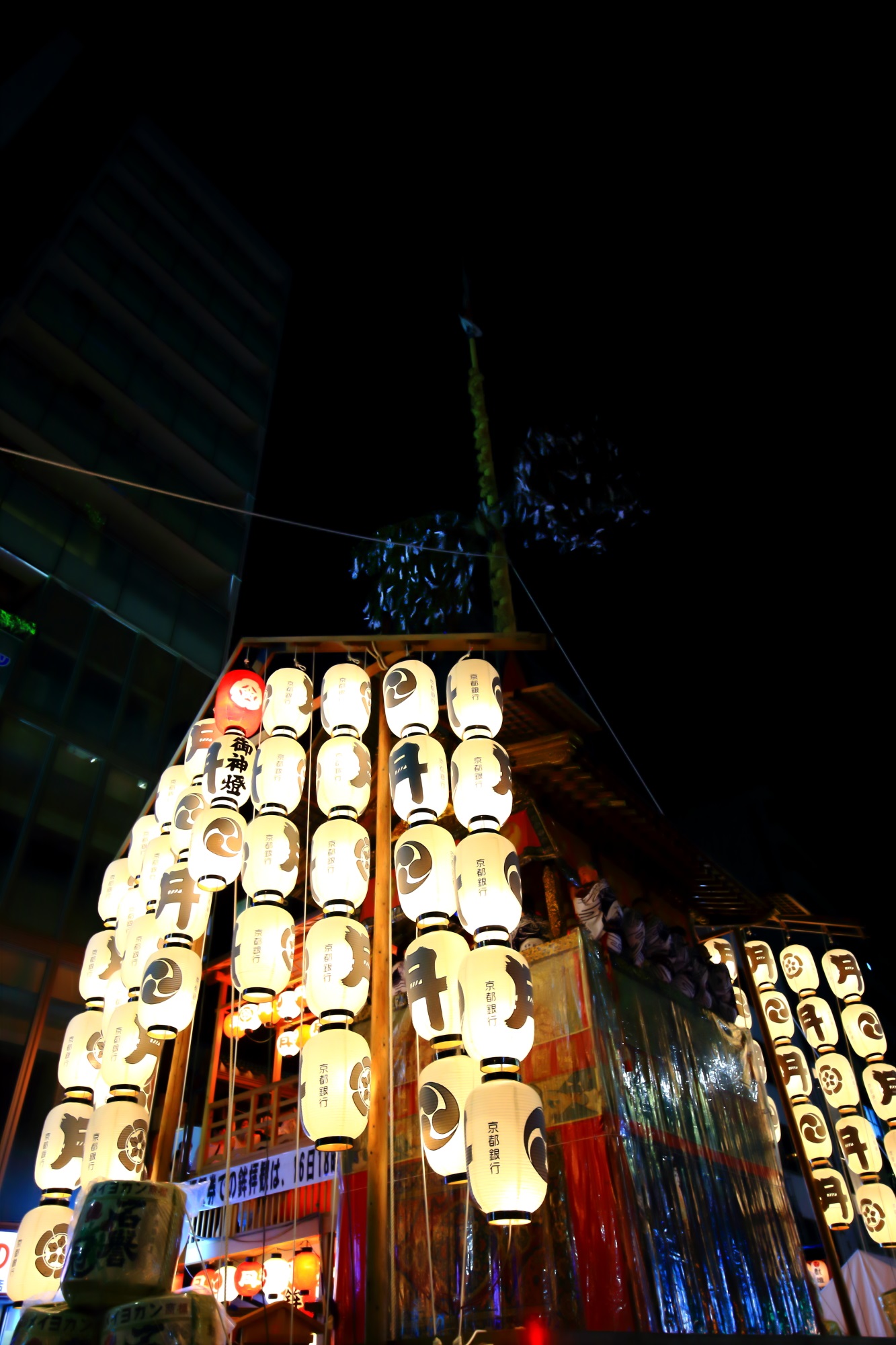 京都祇園祭の宵々山の月鉾（つきほこ）