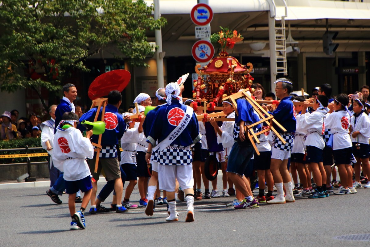 祇園祭の花傘巡行の子供神輿