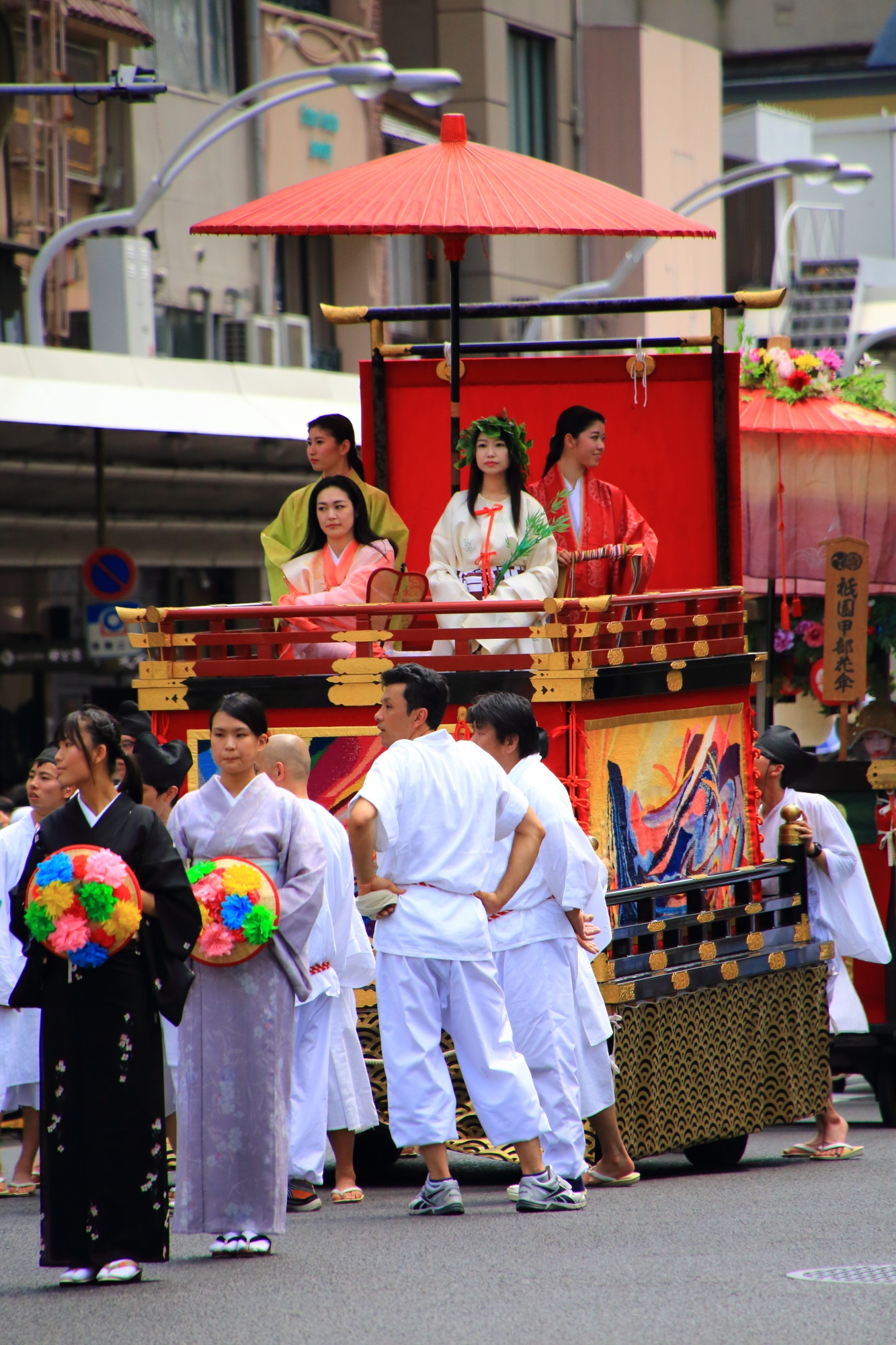 祇園祭の花傘巡行の織商鉾