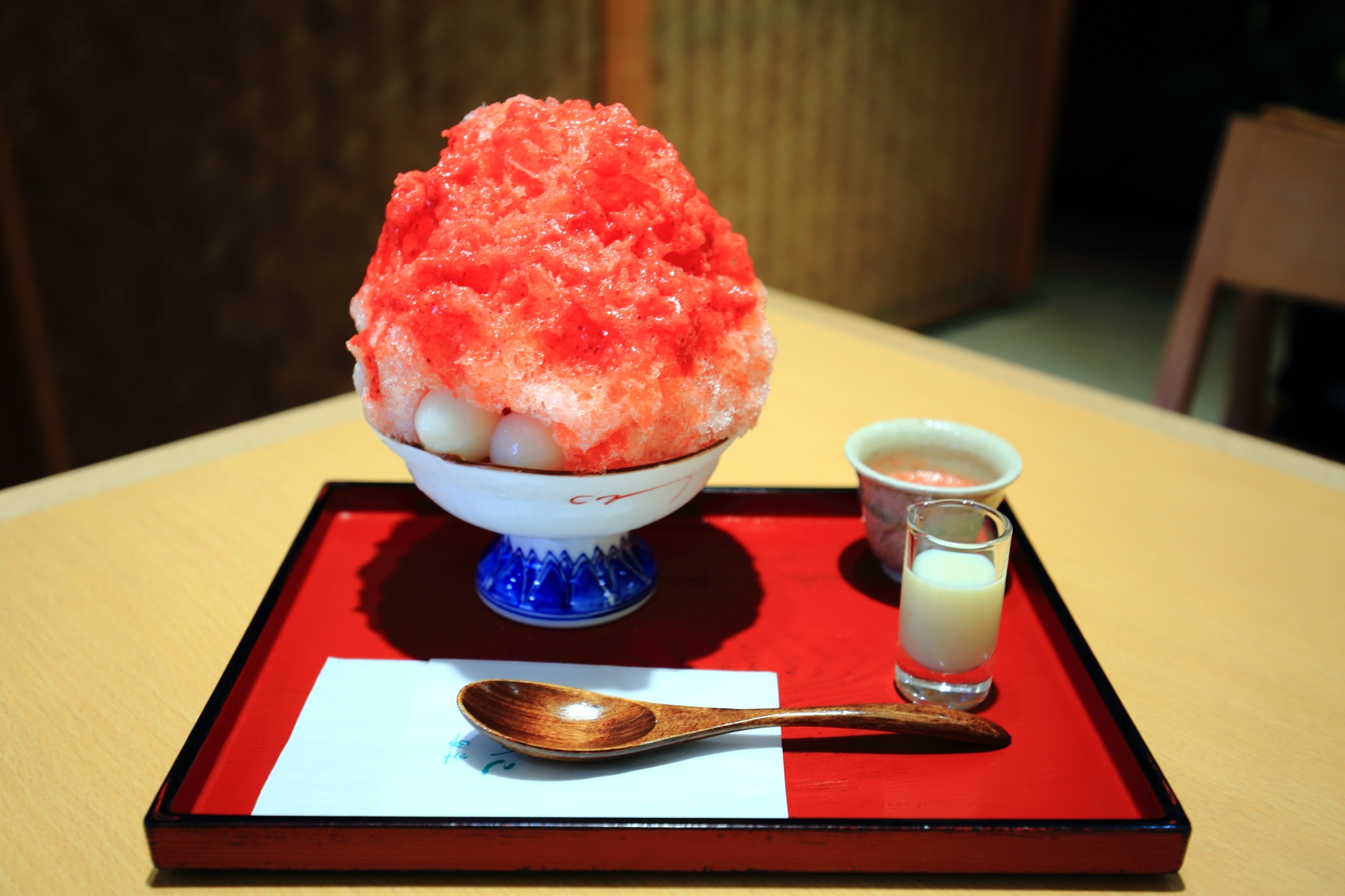 京都の和菓子と甘味処の家傳京飴祇園小石のわがまま氷あまおう味
