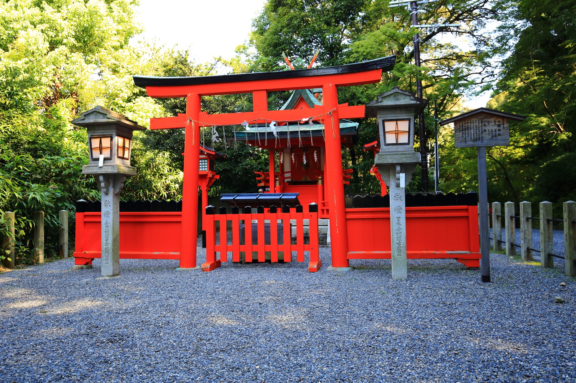 赤を基調にした料理の神社の山蔭神社