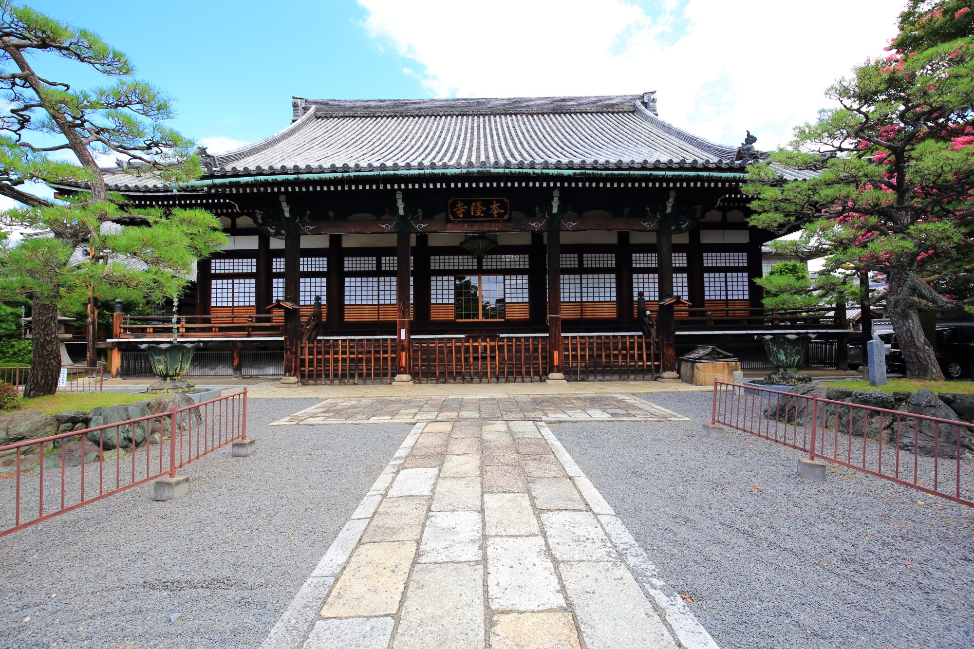 雄大な造りの本隆寺の本堂