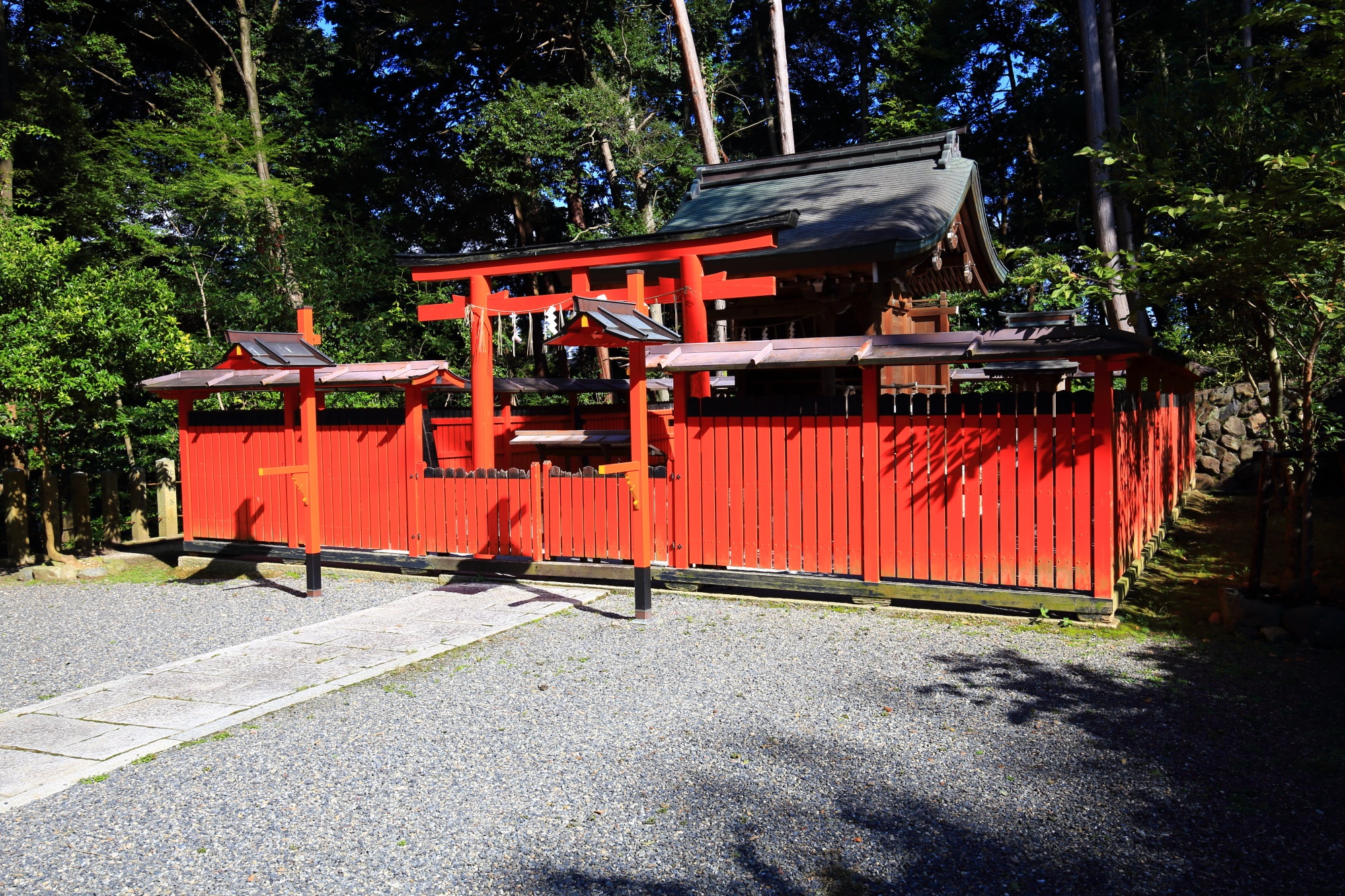 赤い玉垣に囲まれた菓祖神社の本殿