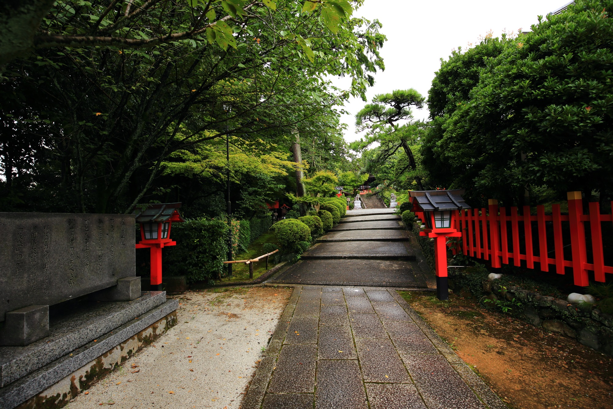 建勲神社の参道