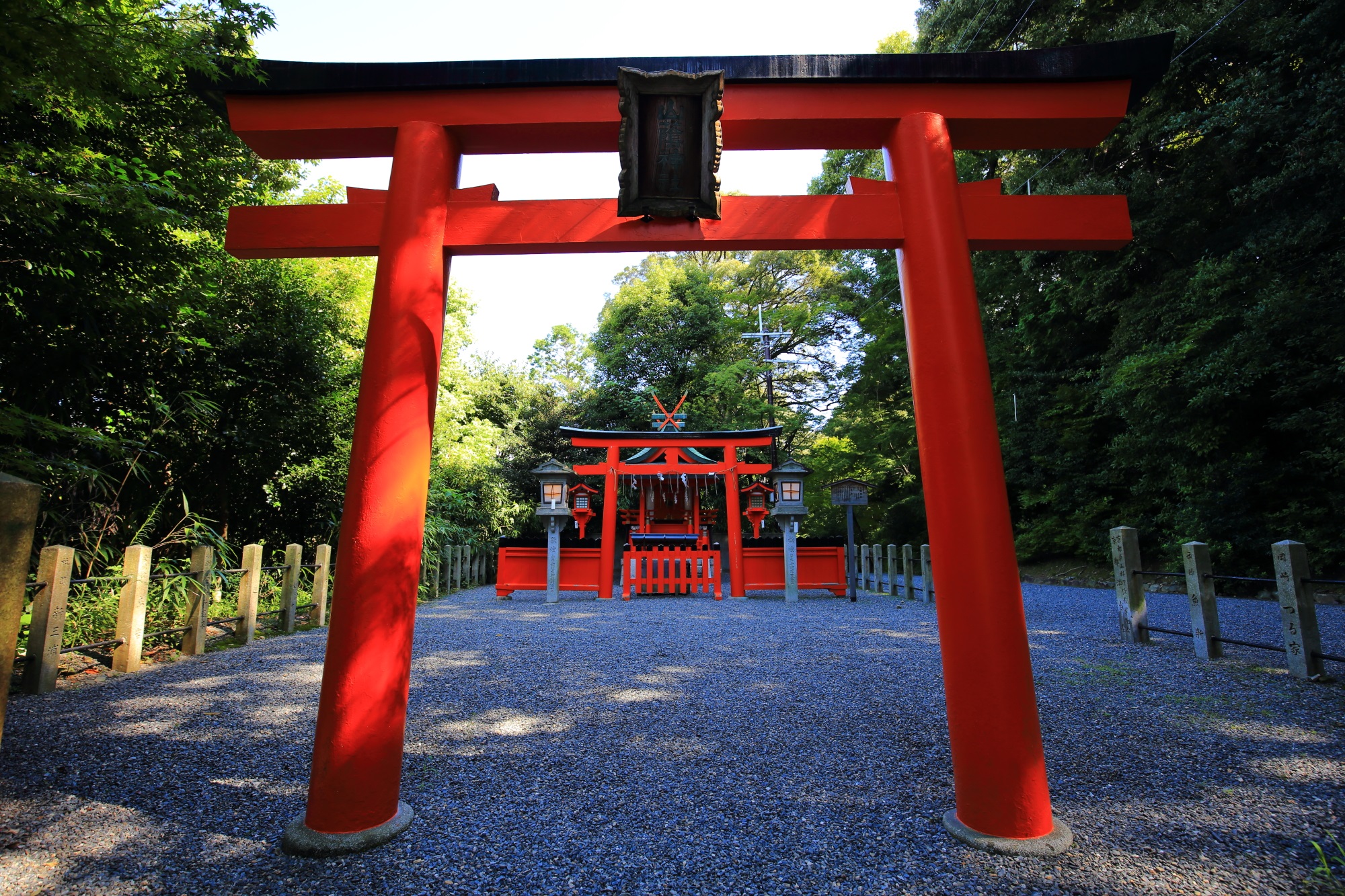 鮮やかな赤い鳥居の奥に鎮座する山蔭神社