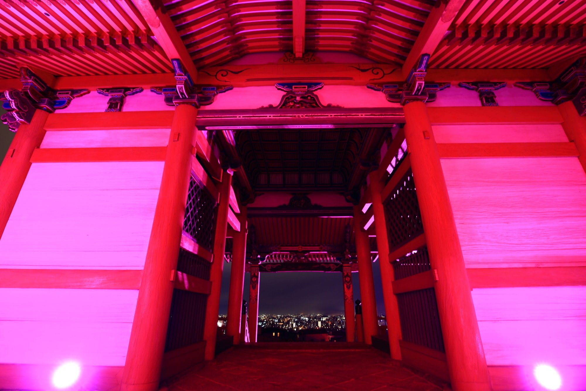 ピンクリボンの清水寺の西門ライトアップと京都市内の夜景